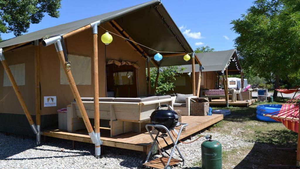 une tente avec un lit et un grill dans une cour dans l'établissement Glamping Villatent at Le Lac Bleu, à Châtillon-en-Diois 28 autres photos