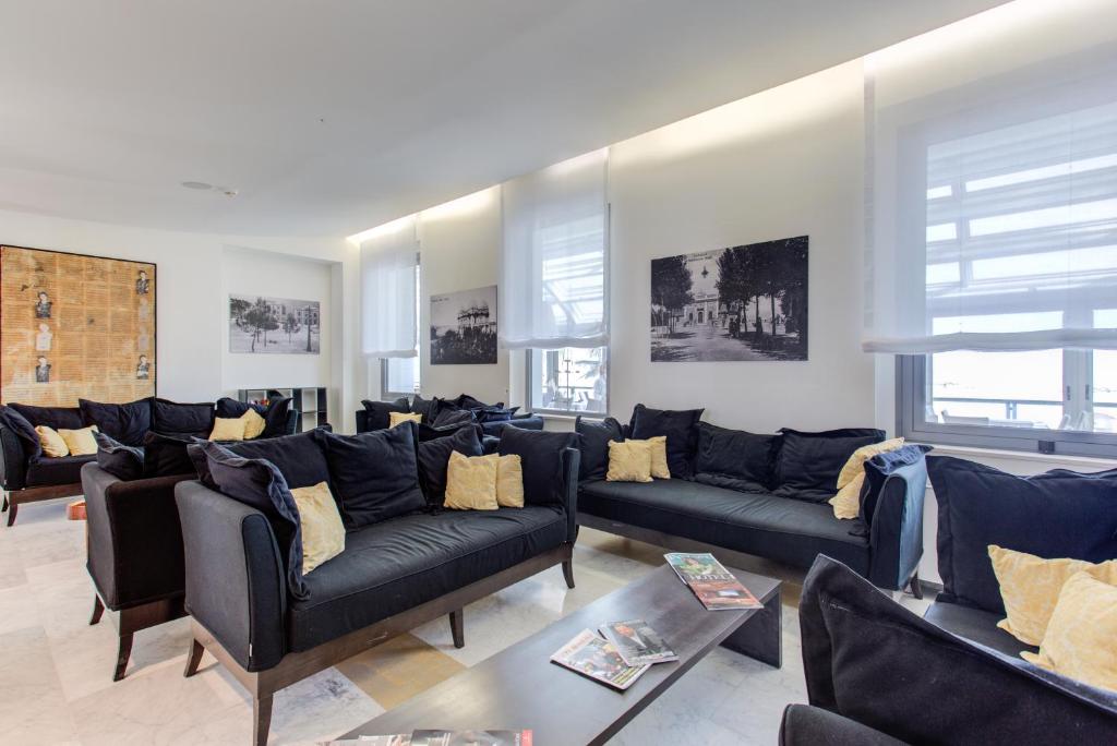 un salon avec des canapés bleus et une table dans l'établissement Kursaal Hotel, à Cattolica