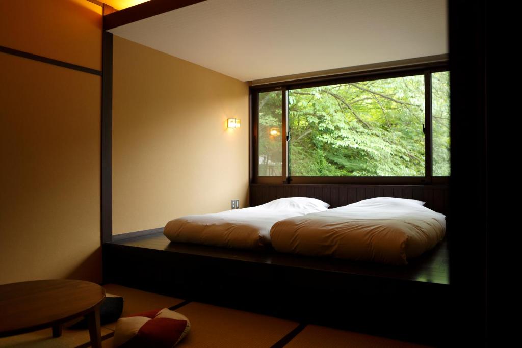 - une chambre avec une fenêtre et un lit dans l'établissement Negiya Ryofukaku, à Kobe