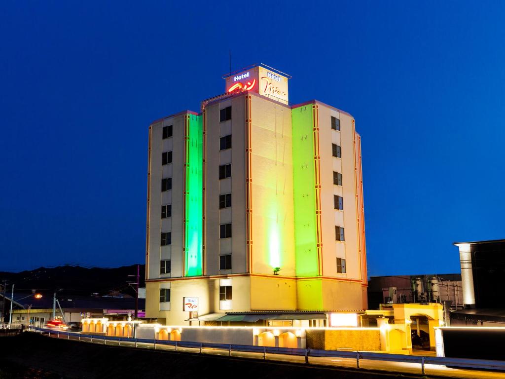 Un bâtiment avec un panneau de néon en haut. dans l'établissement Hotel Mine (Love Hotel), à Kurume