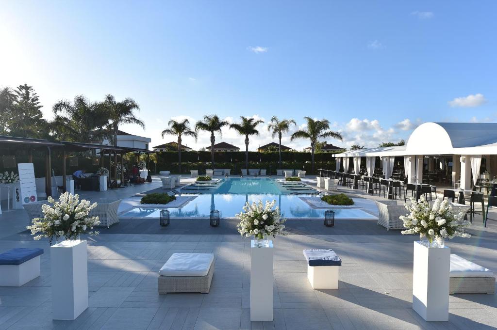 un complexe avec un billard, des tables et des chaises dans l'établissement Hotel Royal Paestum, à Paestum