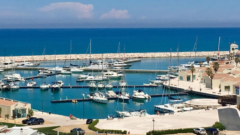un groupe de bateaux amarrés dans un port de plaisance dans l'établissement Residence Ducale, à Rodi Garganico