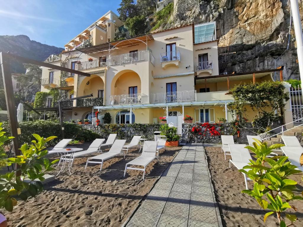 un hôtel sur la plage en positano dans l'établissement La Caravella di Positano - Relais, Beach & Residences, à Positano