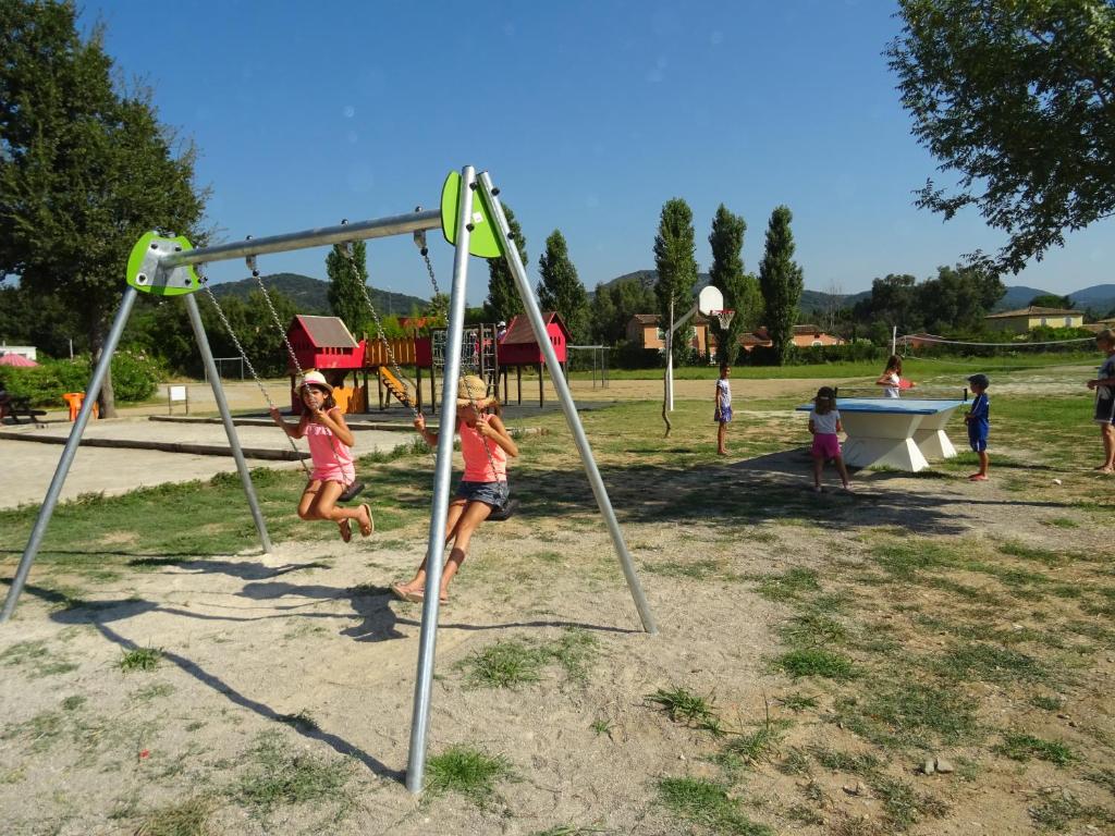 Deux filles jouant sur une balançoire dans un parc dans l'établissement Camping Domaine Du Golfe De Saint Tropez, à Grimaud 34 autres photos
