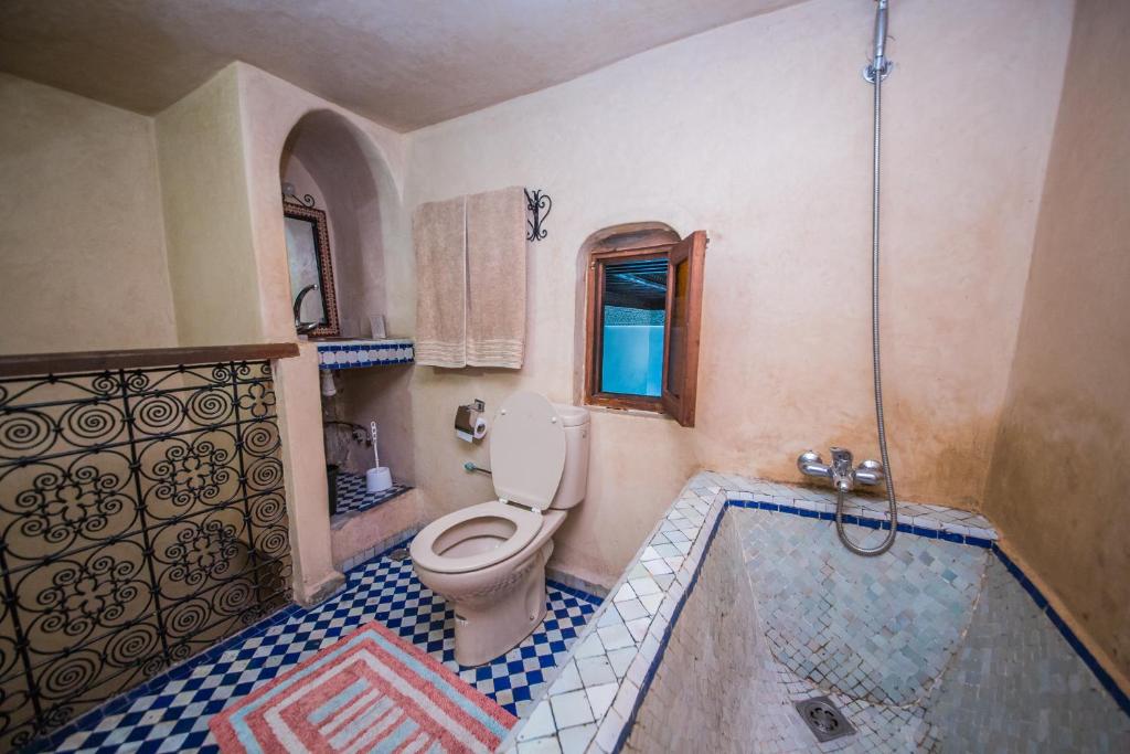 une salle de bain avec toilettes et baignoire dans l'établissement Riad L'Artiste, à Fès 37 autres photos