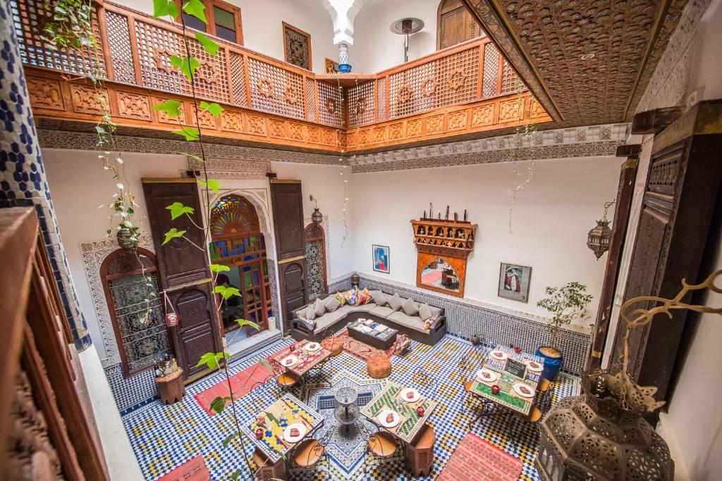 - un salon avec un canapé et des tables dans l'établissement Riad L'Artiste, à Fès