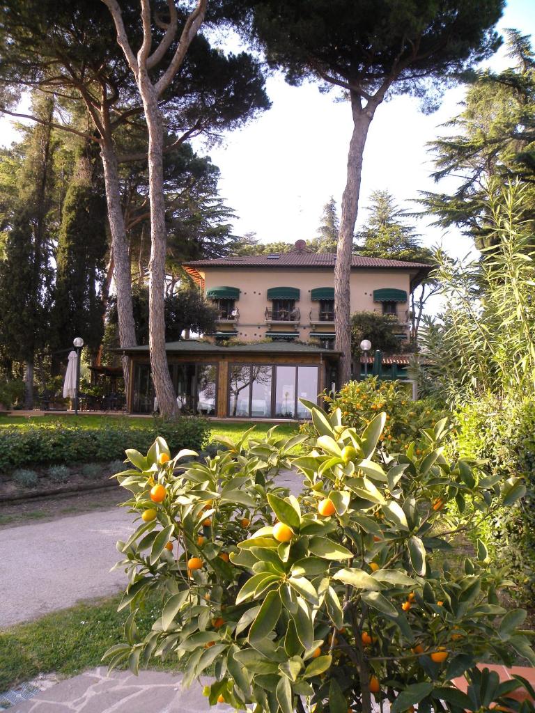 une maison avec un oranger devant dans l'établissement Hotel Kursaal, à Passignano sul Trasimeno