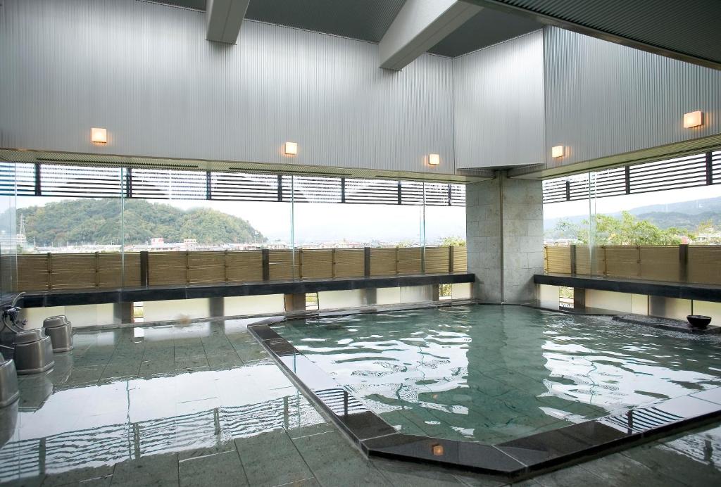 une grande piscine dans un immeuble dans l'établissement Fugaku Hanabusa, à Izunokuni