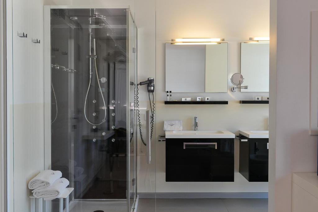 une salle de bain avec douche et lavabo dans l'établissement Stay Michelangelo Jesolo Only Adults, à Lido di Jesolo 43 autres photos