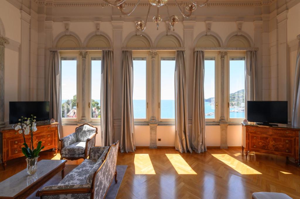 - un salon avec de grandes fenêtres et un canapé dans l'établissement Imperiale Palace Hotel, à Santa Margherita Ligure