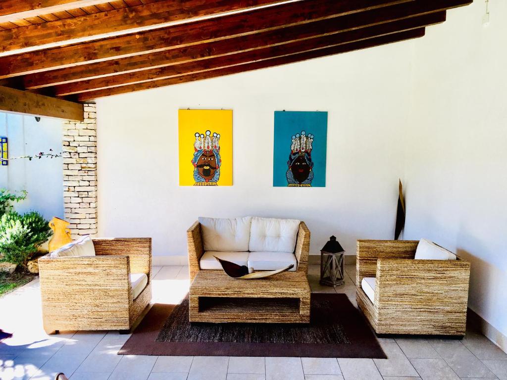 un salon avec un canapé et une table dans l'établissement Villa Araucaria, à Partinico