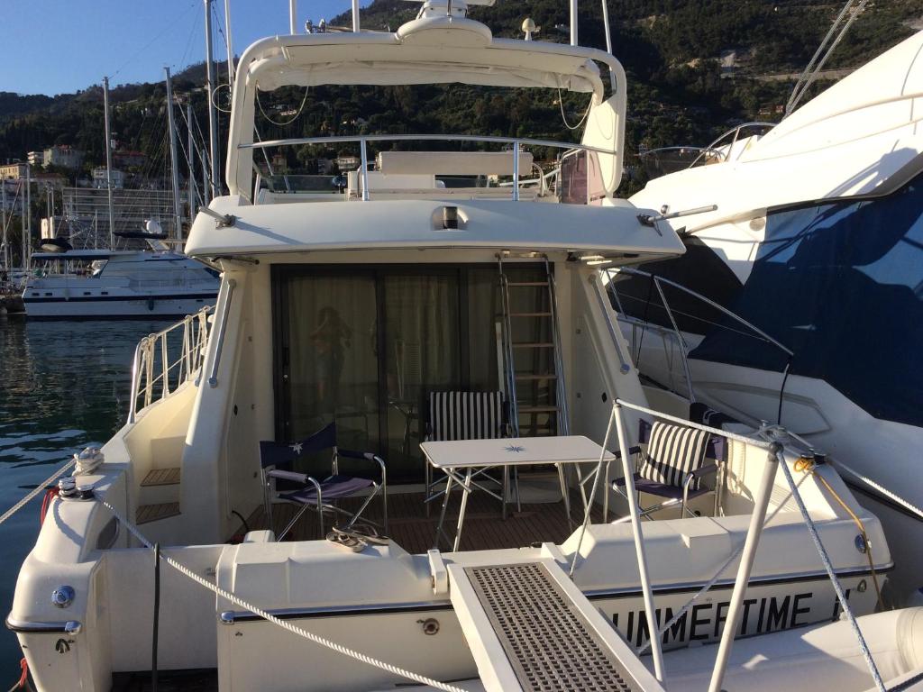 Photo de la galerie de l'établissement Yacht Summertime 3 Bedrooms, à Menton