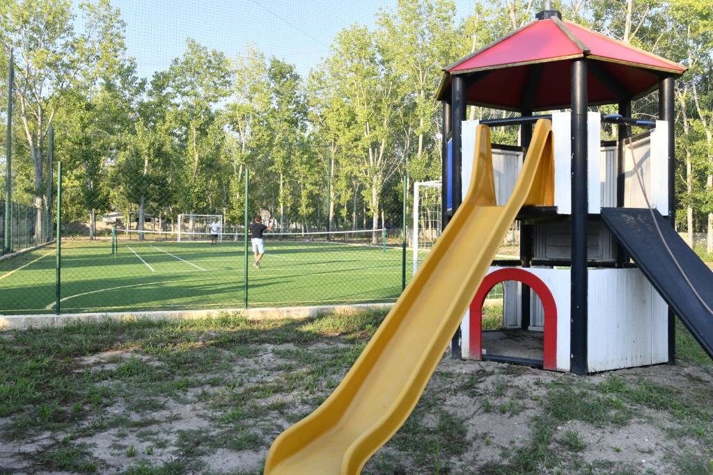 - une aire de jeux avec toboggan sur un court de tennis dans l'établissement Hotel Club Astor, à Ugento