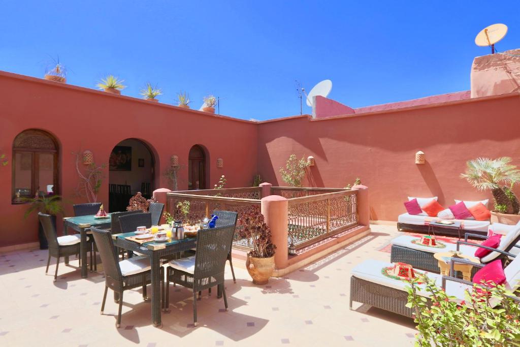 une terrasse avec une table et des chaises dans une maison dans l'établissement Dar Pamella, à Marrakech