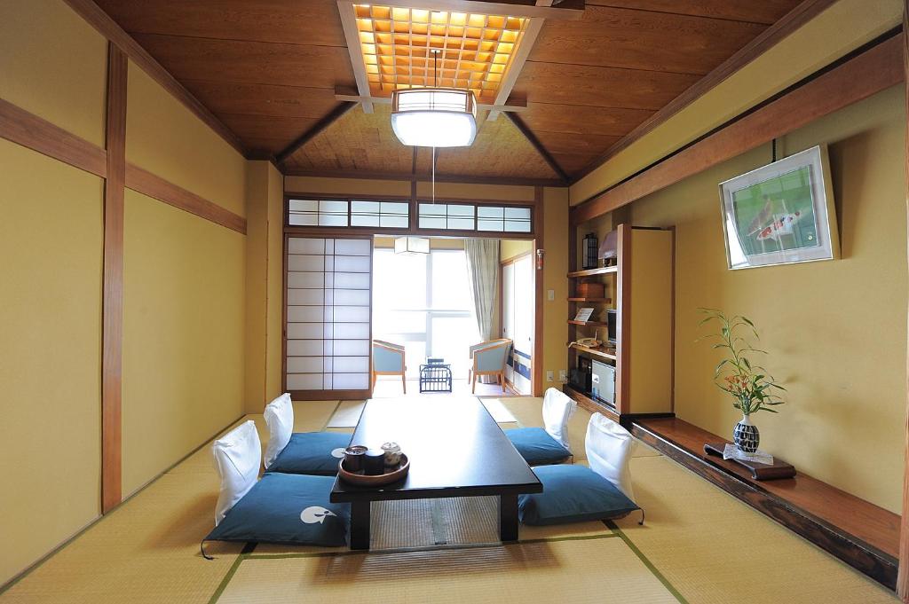 une salle à manger avec une table et des chaises dans l'établissement Umiakari, à Himi