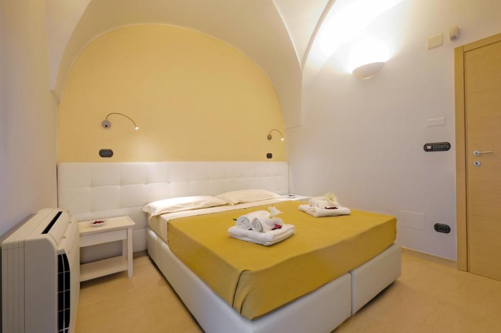 une chambre avec un lit avec des serviettes dessus dans l'établissement Villa Flem Luxury by HDSalento, à Montesano Salentino