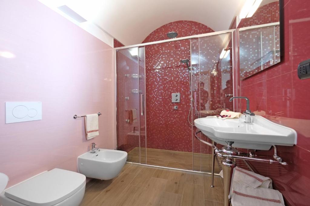 une salle de bain avec toilettes, lavabo et douche dans l'établissement Villa Flem Luxury by HDSalento, à Montesano Salentino 41 autres photos