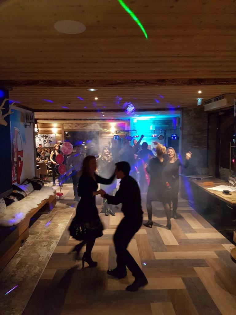 un homme et une femme dansant à une fête dans l'établissement Chalet Marano Restaurant & Spa, à Isola 2000