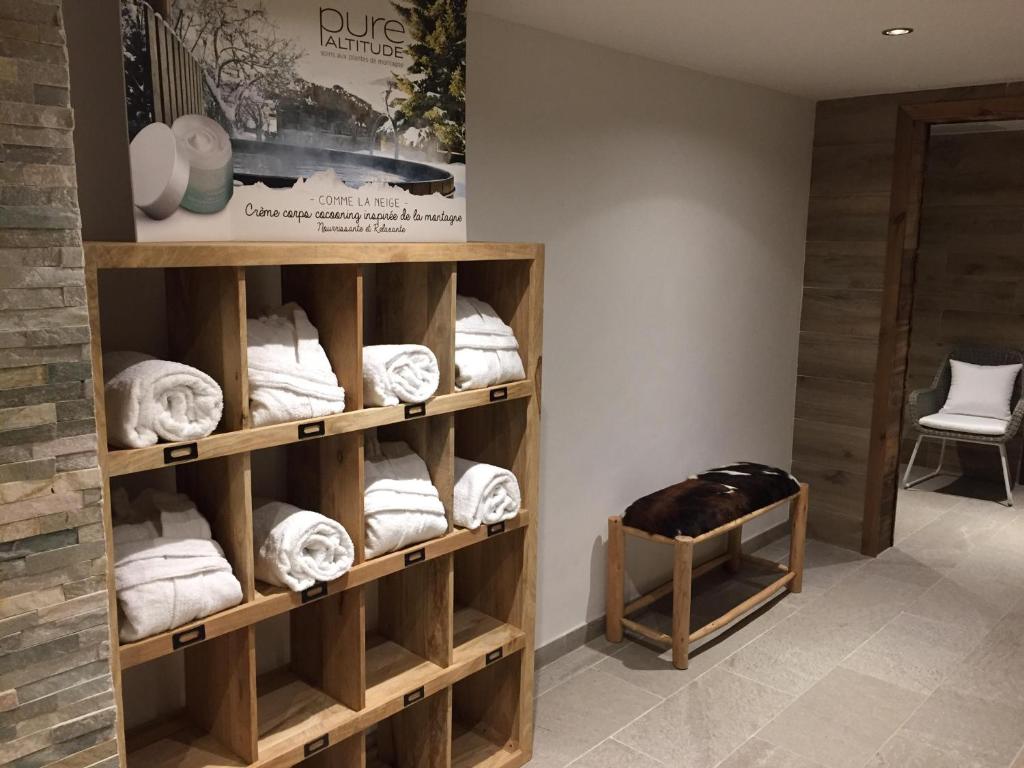 une chambre avec un paquet de serviettes sur les étagères dans l'établissement Chalet Marano Restaurant & Spa, à Isola 2000