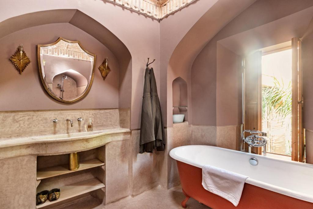 La salle de bains est pourvue d'une baignoire et d'un miroir. dans l'établissement Riad Kbour & Chou, à Marrakech 37 autres photos