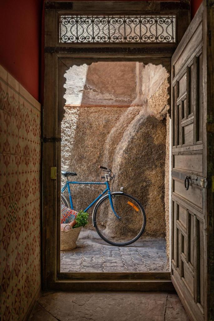 un vélo garé à l'entrée d'un bâtiment dans l'établissement Riad Kbour & Chou, à Marrakech