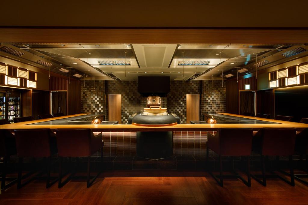 un bar dans une pièce avec une table et des chaises dans l'établissement Nakanobo Zuien (Adult Only), à Kobe
