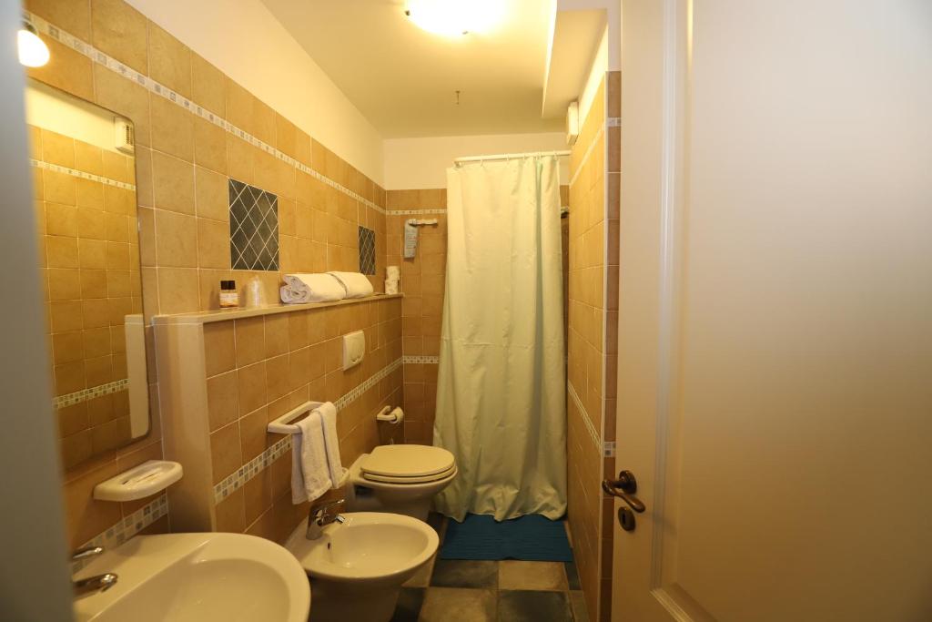une salle de bain avec un lavabo, des toilettes et une douche dans l'établissement Hotel Celeste, à Marzamemi 35 autres photos