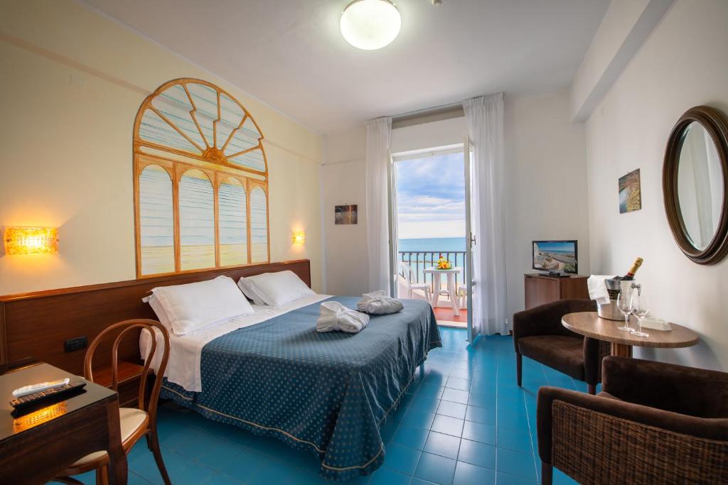 une chambre avec un lit et une vue sur l'océan dans l'établissement Grand Hotel Excelsior, à San Benedetto del Tronto