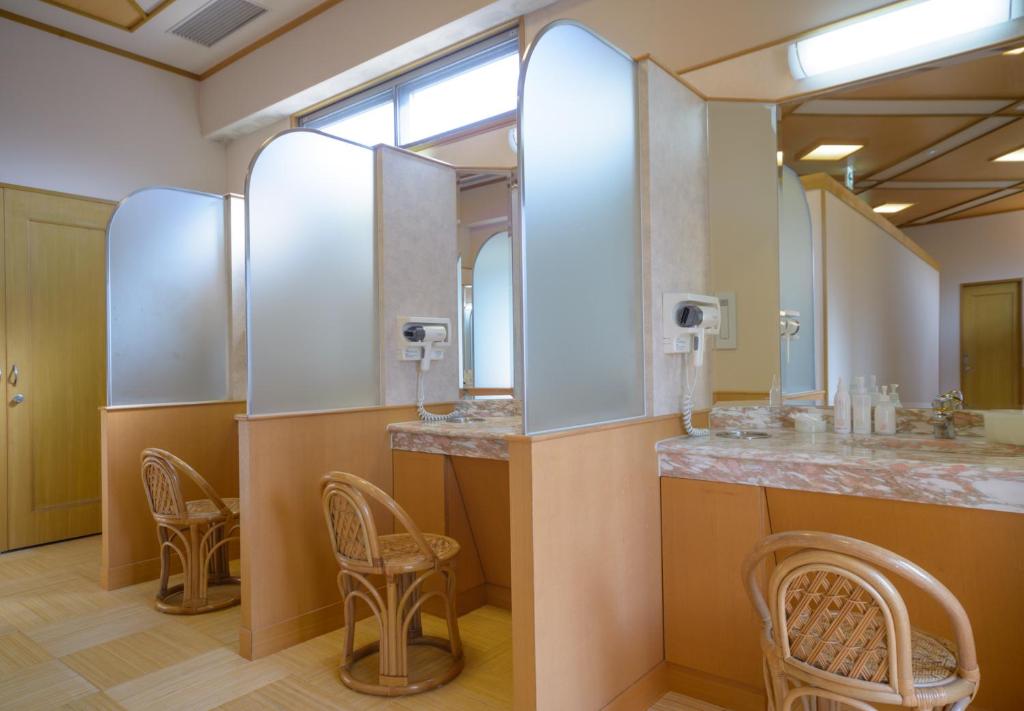une salle de bain avec deux lavabos et deux miroirs dans l'établissement Azumaen, à Unzen