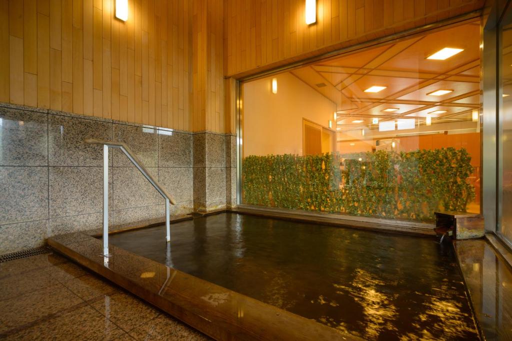 Chambre avec Piscine d'Eau dans un Bâtiment dans l'établissement Azumaen, à Unzen