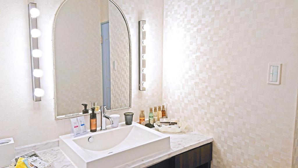 une salle de bain avec un lavabo blanc et un miroir dans l'établissement Pal Annex Kitakyushu (Love Hotel), à Kitakyūshū 24 autres photos