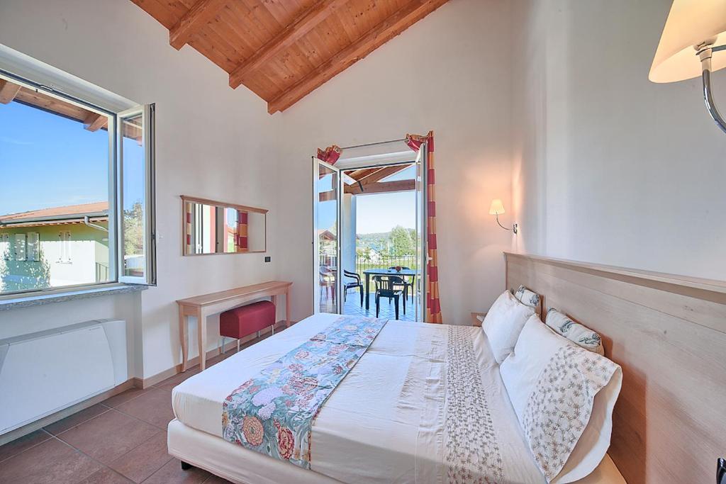 - une chambre avec un lit, une cheminée et une fenêtre dans l'établissement Residence Alice, à Dormelletto 32 autres photos