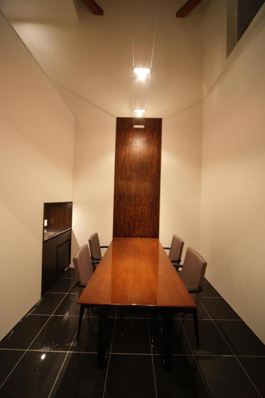 une salle de conférence avec une table et des chaises en bois dans l'établissement Four Seasons Yuzawa Quattro, à Yuzawa