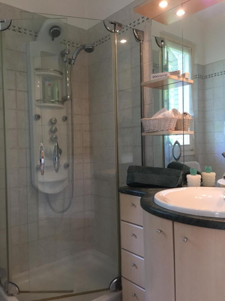 une salle de bain avec douche et lavabo dans l'établissement Villa Alice, à Lesa