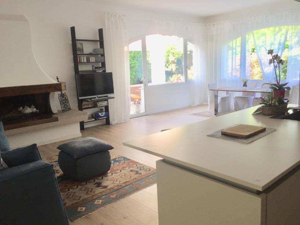 un salon avec un canapé et une table dans l'établissement Villa Alice, à Lesa