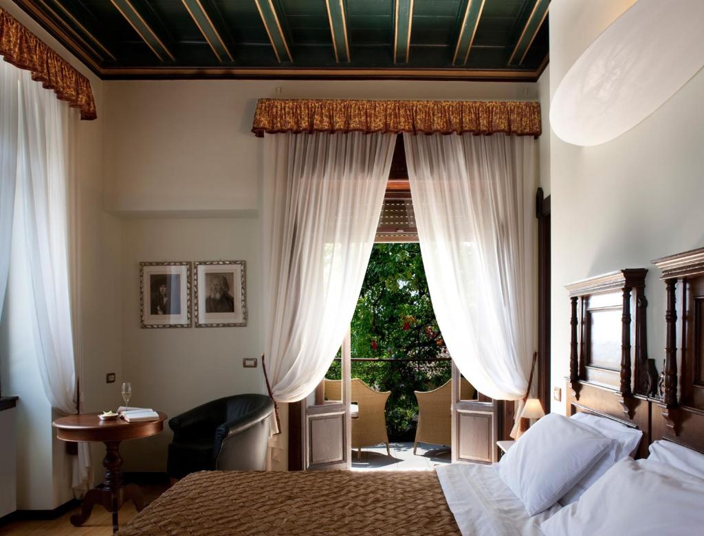 une chambre avec un lit et une fenêtre dans l'établissement Hotel Villa Giulia, à Gargnano 104 autres photos