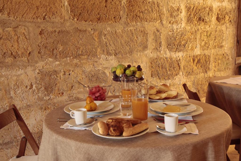 - une table avec des assiettes de nourriture et des fruits dans l'établissement Hotel Baglio Catalano, à Custonaci
