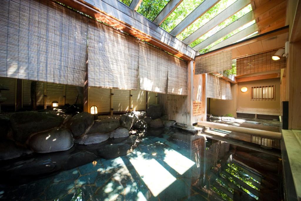 - une piscine intérieure dans un bâtiment avec plafond dans l'établissement Kutsurogi-no-Yado Nanakawa, à Yufu