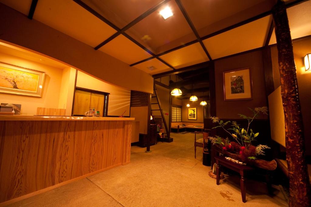 - un hall avec un bar au milieu d'une pièce dans l'établissement Kutsurogi-no-Yado Nanakawa, à Yufu 37 autres photos