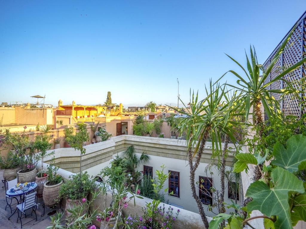 d'un balcon avec de nombreuses plantes dans un bâtiment dans l'établissement Riad Il Parco dei Principi, à Marrakech