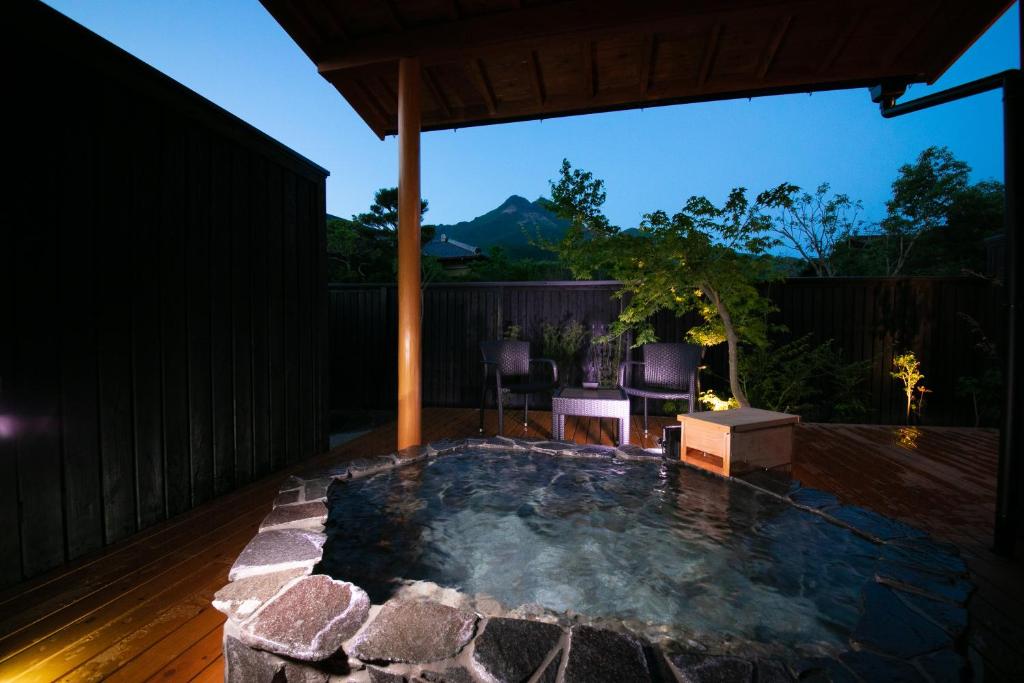 d'une terrasse avec un bain à remous. dans l'établissement Oyado Den Rikyu, à Yufu