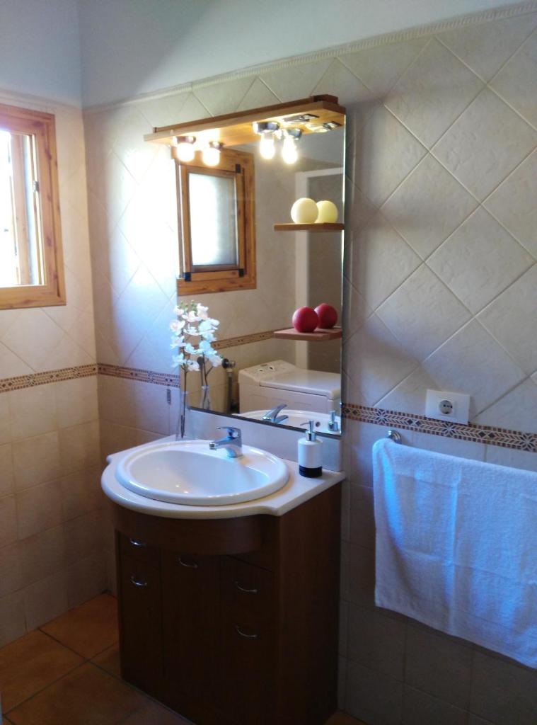 Peaceful house set on a vineyard & work friendly 3
