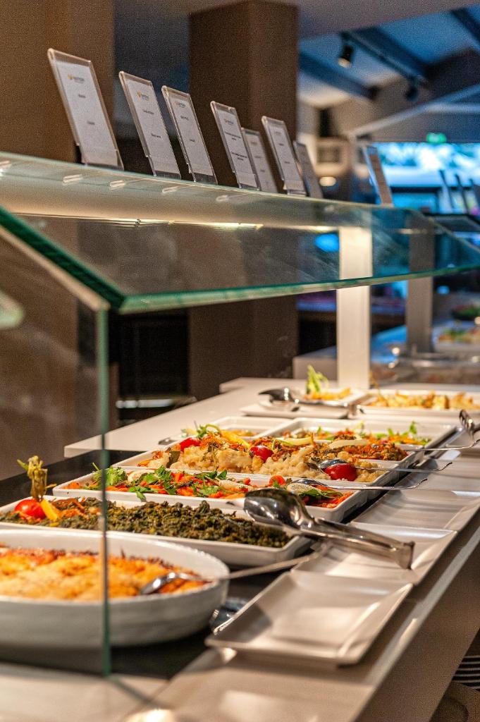 une ligne de buffet avec de nombreux types de nourriture différents dans l'établissement Acacia Palace, à Marina di Ragusa