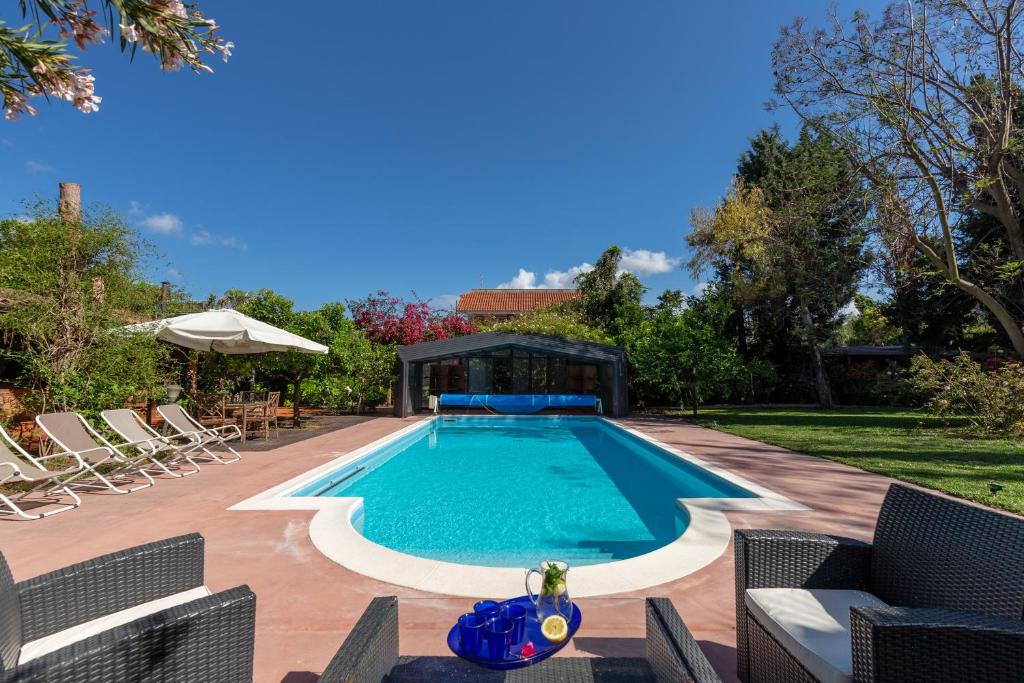 - une piscine avec des chaises et un jouet dans une cour dans l'établissement Il Giardino di Michela by DomuSicily, à Mondello