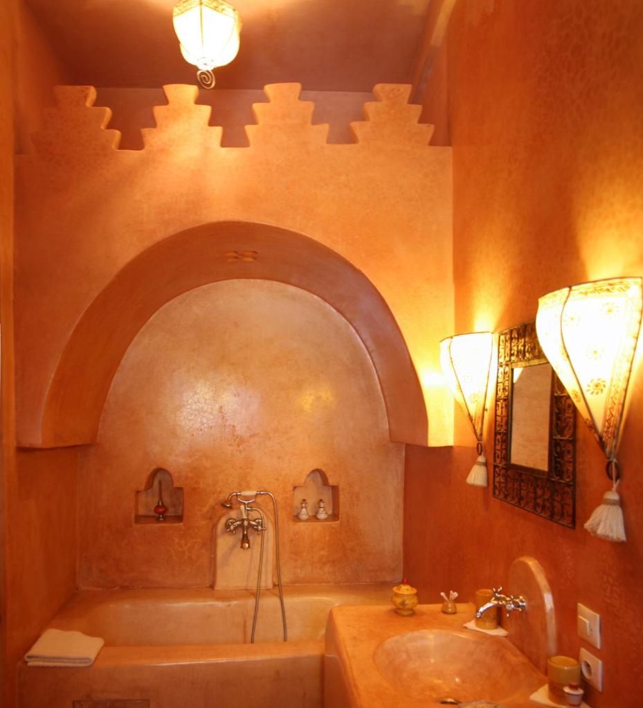 une salle de bain avec une baignoire et un lavabo dans l'établissement Dar Loulema, à Essaouira