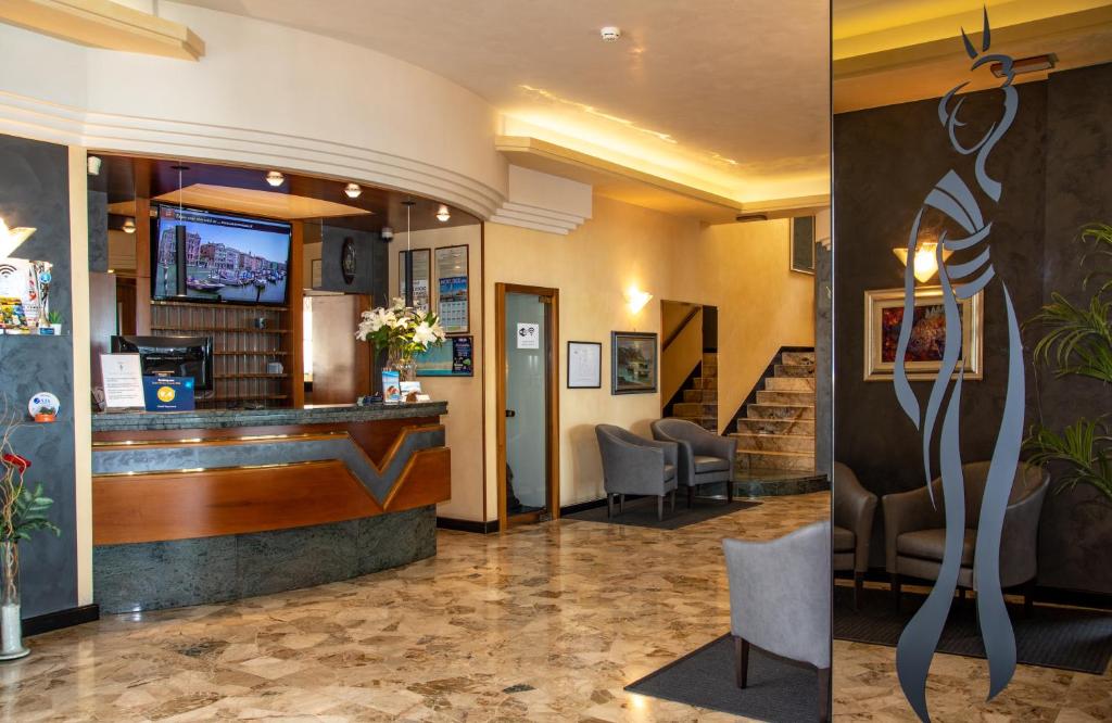un hall d'hôtel avec un bar et des chaises dans l'établissement Hotel Sayonara, à Lido di Jesolo