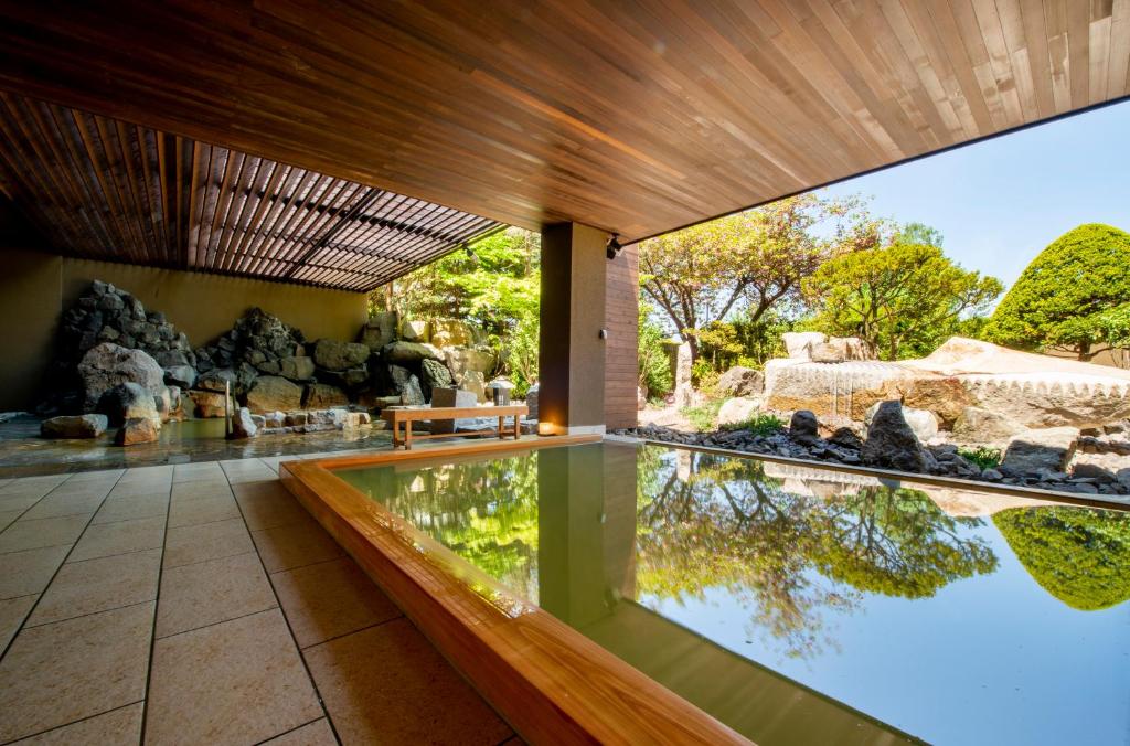 un aquarium intérieur dans une maison avec une grande fenêtre dans l'établissement Toyako Manseikaku Hotel Lakeside Terrace, à Lac Tōya 27 autres photos