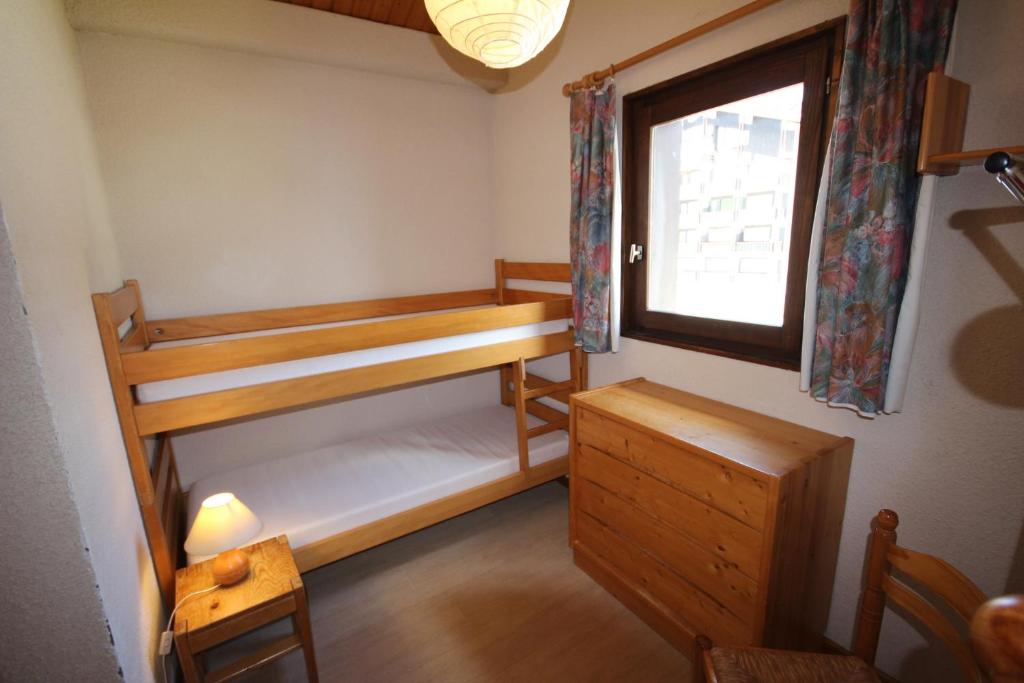 une chambre avec deux lits superposés et une fenêtre dans l'établissement Appt 4/5 pers. Les Saisies front de neige, aux Saisies