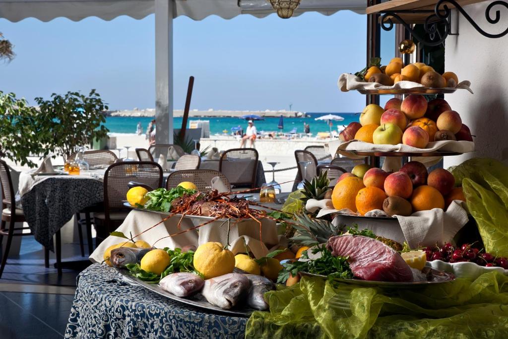 une présentation de fruits et légumes sur une table dans l'établissement Mira Spiaggia, à San Vito Lo Capo