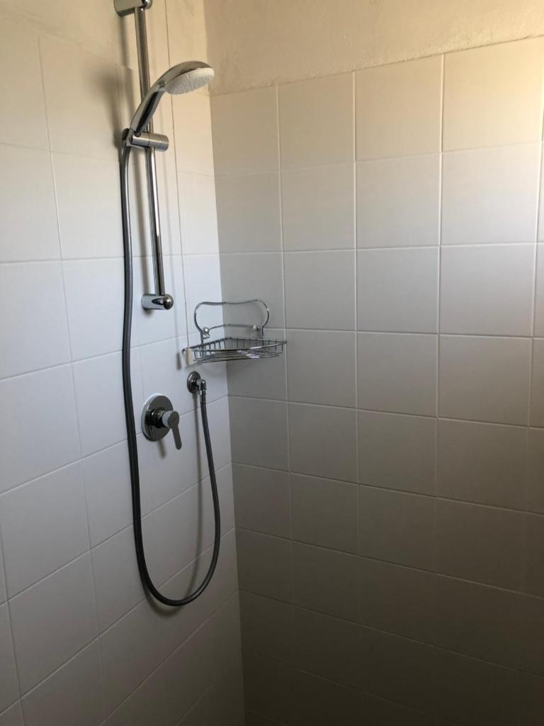 une douche avec pommeau de douche dans une salle de bain dans l'établissement Hotel Marlisa Pier, à Lido di Jesolo